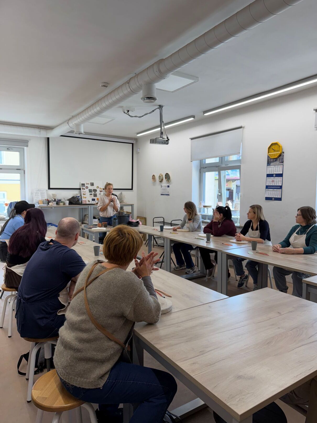 Uczestnicy projektu lepią naczynia w trakcie warsztatów ceramicznych. Cudzoziemcy poznają tradycję fajansu we Włocławku.